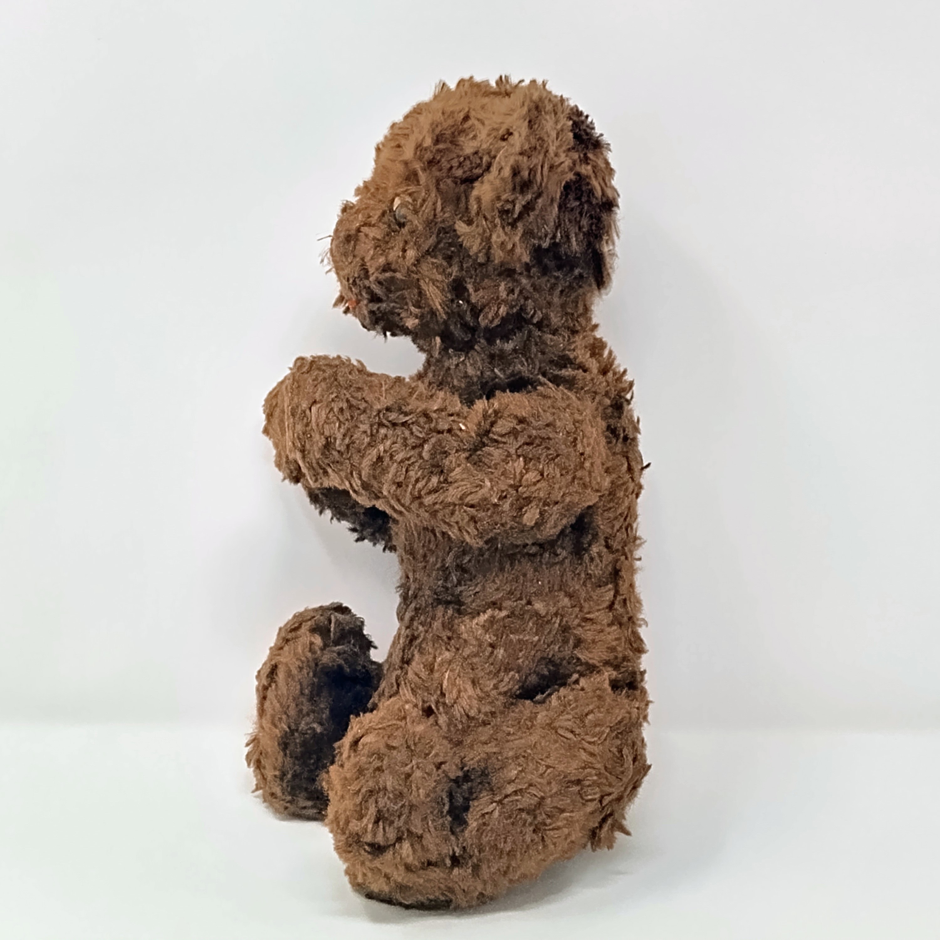 Ours en peluche rouge antique sur fond de bois ancien | Photo Premium